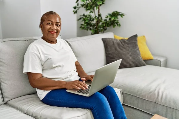 Senior Αφροαμερικανή Γυναίκα Χαμογελά Αυτοπεποίθηση Χρησιμοποιώντας Φορητό Υπολογιστή Στο Σπίτι — Φωτογραφία Αρχείου