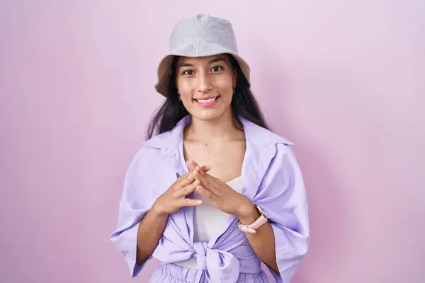 Young Hispanic Woman Standing Pink Background Wearing Hat Hands Together — Stockfoto