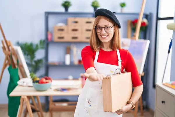 Young Redhead Woman Art Studio Holding Art Case Smiling Cheerful — Stock Photo, Image