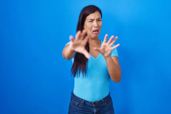 Young Hispanic Woman Standing Blue Background Afraid Terrified Fear Expression —  Fotos de Stock