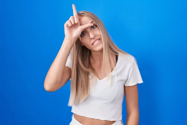 Young Caucasian Woman Standing Blue Background Making Fun People Fingers — Stock Photo, Image