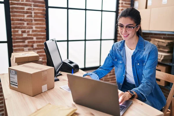 Young Beautiful Hispanic Woman Ecommerce Business Worker Using Laptop Writing — Foto de Stock