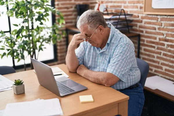 Hombre Pelo Gris Mediana Edad Trabajador Negocios Estresado Utilizando Ordenador — Foto de Stock