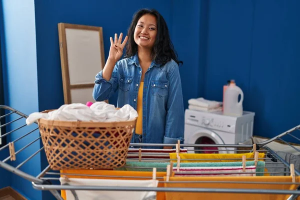 Ung Asiatisk Kvinna Hängande Kläder Vid Klädstreck Visar Och Pekar — Stockfoto