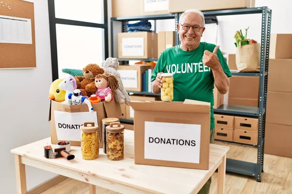 Senior Man Vrijwilliger Houden Donaties Doos Zetten Eten Een Doos — Stockfoto