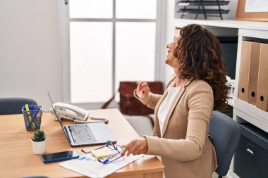 Ofiste çalışan orta yaşlı İspanyol kadın.