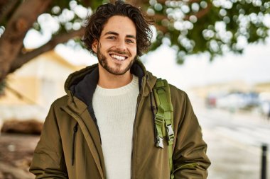 Parkta gülümseyen yakışıklı İspanyol.