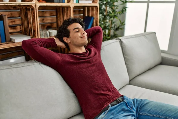 Молодий Іспаномовний Чоловік Розслабляється Руками Голові Сидячи Дивані Вдома — стокове фото
