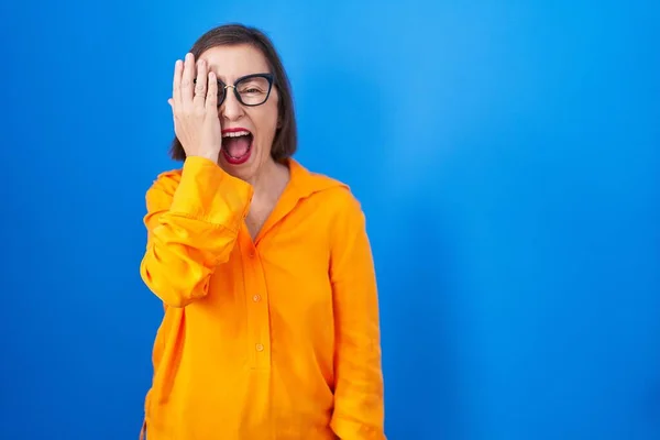 Mujer Hispana Mediana Edad Con Gafas Pie Sobre Fondo Azul — Foto de Stock