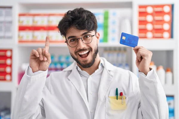 Uomo Ispanico Con Barba Che Lavora Farmacia Con Carta Credito — Foto Stock