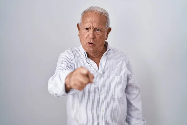 Senior Man Grey Hair Standing Isolated Background Pointing Displeased Frustrated — Stockfoto