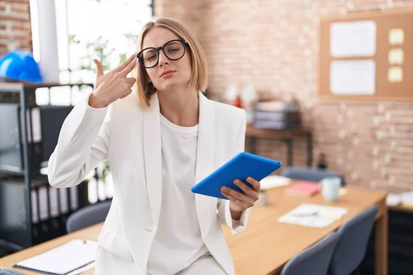 Jeune Femme Caucasienne Travaillant Bureau Portant Des Lunettes Tirant Suicidant — Photo