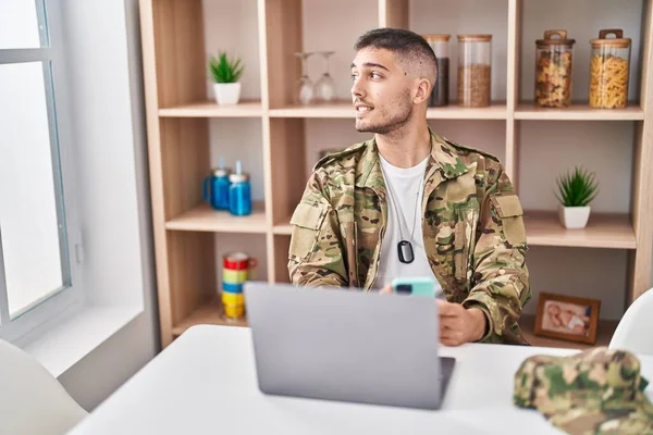 Joven Soldado Del Ejército Hispano Usando Laptop Smartphone Casa — Foto de Stock