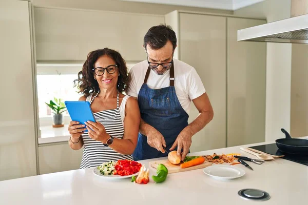 Medelålders Latinamerikanska Par Ler Säker Matlagning Och Använder Pekplatta Köket — Stockfoto