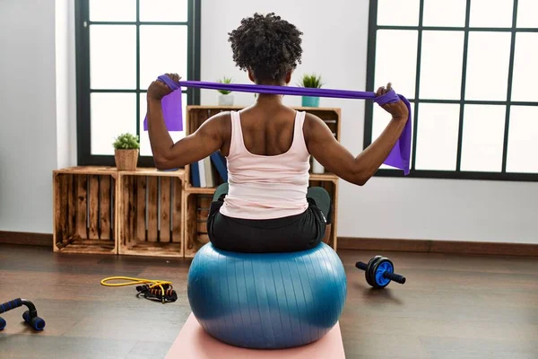 Mujer Afroamericana Usando Entrenamiento Banda Elástica Casa — Foto de Stock