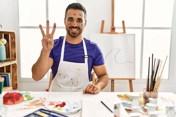 Joven Hombre Hispano Con Barba Estudio Arte Con Cara Pintada — Foto de Stock