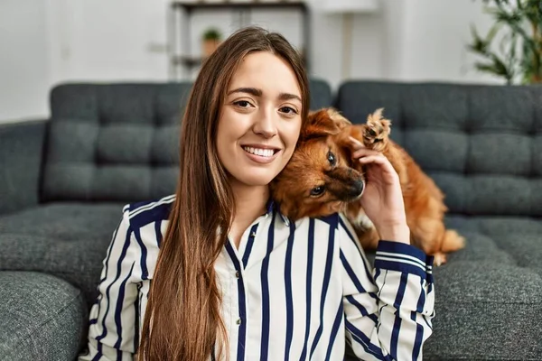 Jovem Hispânica Sorrindo Confiante Sentado Chão Com Cão Casa — Fotografia de Stock