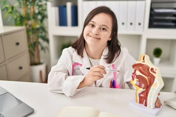 Donna Sindrome Indossando Uniforme Medico Che Punta Modello Anatomico Del — Foto Stock