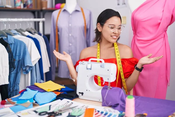 Hispanic Young Woman Dressmaker Designer Using Sewing Machine Smiling Showing — Stockfoto