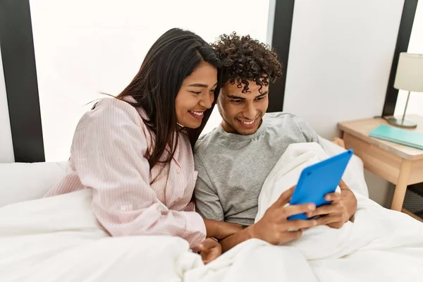 Jong Latijn Paar Glimlachen Gelukkig Met Behulp Van Touchpad Liggend — Stockfoto