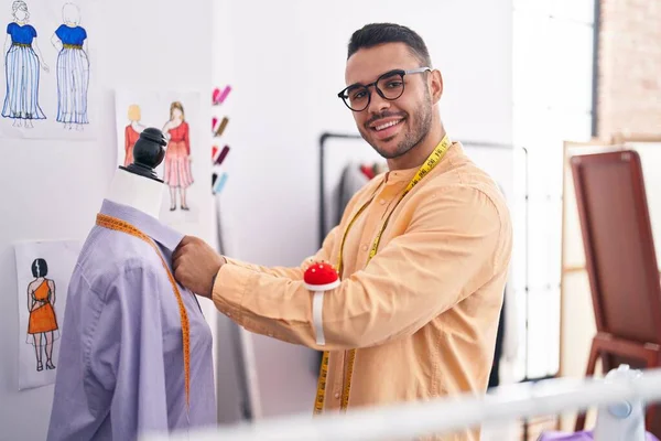 Jeune Homme Hispanique Tailleur Souriant Chemise Mesure Confiante Boutique Tailleur — Photo