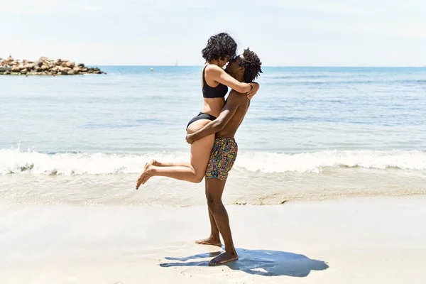 Giovane Coppia Turistica Interrazziale Che Indossa Costumi Bagno Abbracciando Spiaggia — Foto Stock