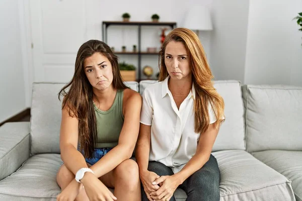 Moeder Dochter Samen Zittend Bank Thuis Depressief Bezorgd Verdriet Huilend — Stockfoto