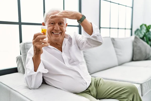 Uomo Anziano Che Tiene Pillole Molto Felice Sorridente Guardando Lontano — Foto Stock