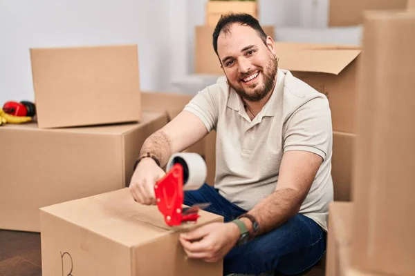 Young Hispanic Man Smiling Confident Packing Cardboard Box New Home — Stock Photo, Image