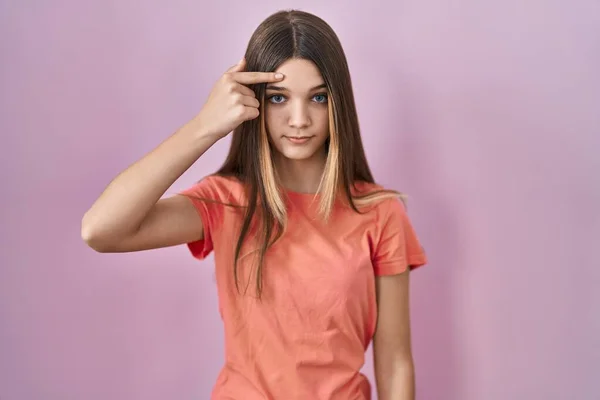 Menina Adolescente Sobre Fundo Rosa Apontando Infeliz Para Borbulhar Testa — Fotografia de Stock