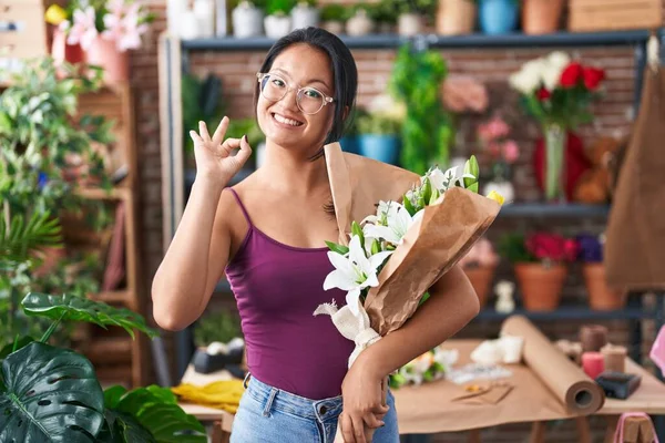 Asian Young Woman Florist Shop Holding Bouquet Flowers Doing Sign — Stockfoto