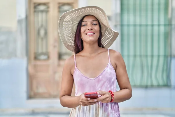 Young Beautiful Hispanic Woman Tourist Smiling Confident Using Smartphone Street — Stock Photo, Image