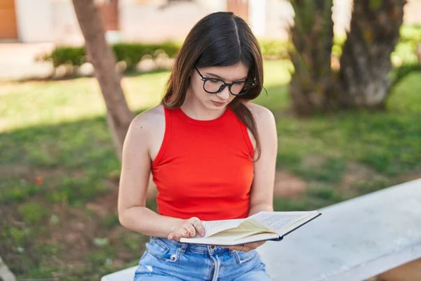 Young Caucasian Woman Reading Book Sitting Bench Park — Stock Photo, Image
