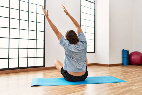 Orta Yaşlı Beyaz Bir Adam Spor Merkezinde Yoga Eğitimi Alıyor — Stok fotoğraf
