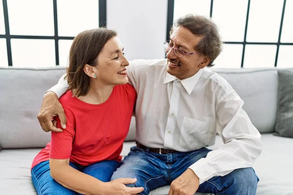 Μεσήλικας Άντρας Και Γυναίκα Ζευγάρι Χαμογελούν Αυτοπεποίθηση Αγκαλιάζονται Στο Σπίτι — Φωτογραφία Αρχείου
