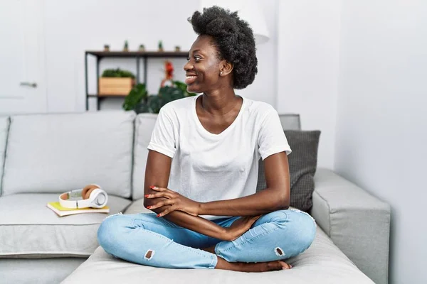 Afrikaanse Jonge Vrouw Zitten Bank Thuis Zoek Naar Kant Ontspannen — Stockfoto