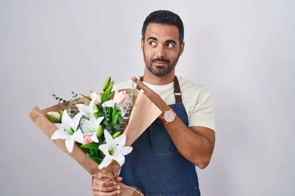 Hispánec Plnovousem Pracující Jako Květinář Ukazující Ukazováčkem Stranu Ukazující Reklamu — Stock fotografie