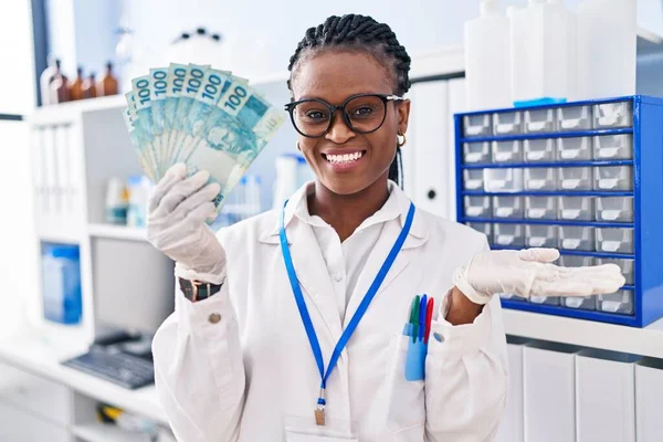 African Woman Braids Working Scientist Laboratory Holding Money Celebrating Achievement — ストック写真