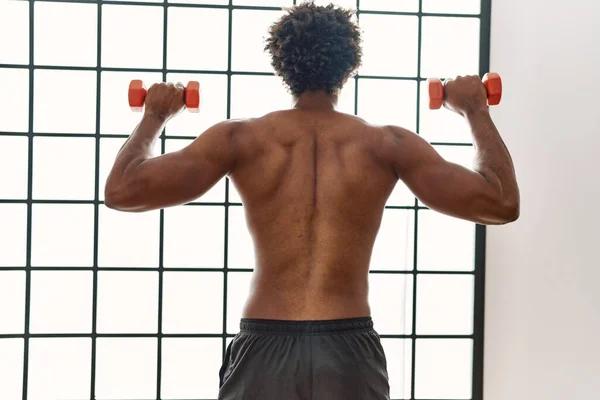 Hombre Afroamericano Joven Entrenando Usando Mancuernas Centro Belleza — Foto de Stock