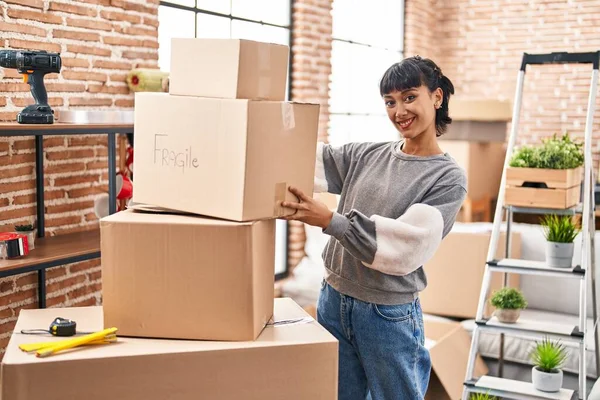 Jonge Vrouw Glimlachen Zelfverzekerde Holding Pakket Nieuw Huis — Stockfoto