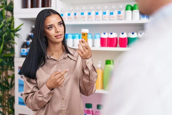 薬剤師と話す薬瓶を持っている男性と女性のクライアント 薬局でスマート — ストック写真