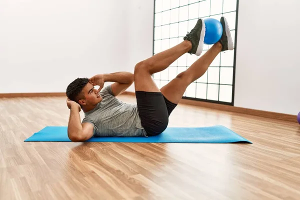 Giovane Uomo Ispanico Allenamento Abs Esercizio Utilizzando Palla Centro Sportivo — Foto Stock