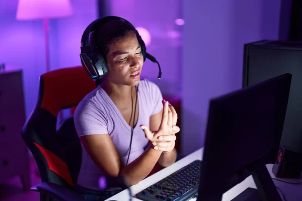 若い美しいパニック女性ストリーマーは ゲームルームでコンピュータを使用して強調 — ストック写真