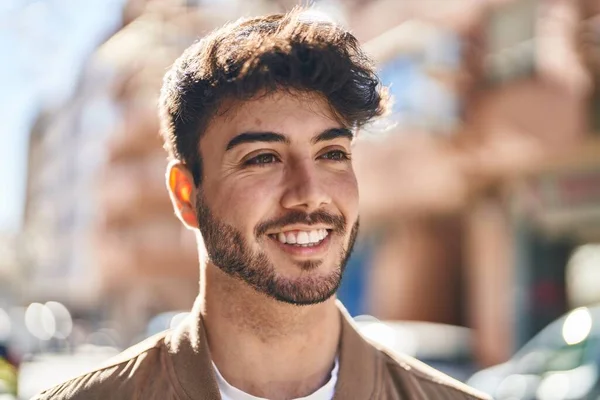 Young Hispanic Man Smiling Confident Looking Side Street — ストック写真