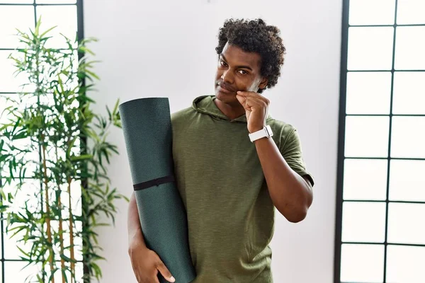 African Man Curly Hair Holding Yoga Mat Studio Mouth Lips — Stockfoto