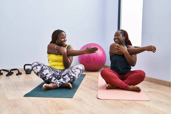 Afroamerikanerinnen Lächeln Selbstbewusst Und Strecken Die Arme Sportzentrum Aus — Stockfoto