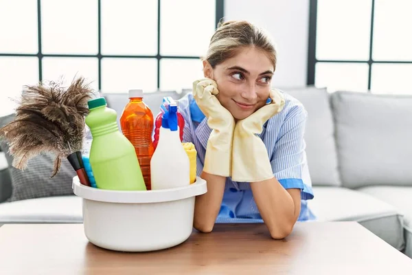 Young Caucasian Woman Smiling Confident Wearing Cleaner Uniform Home — Φωτογραφία Αρχείου