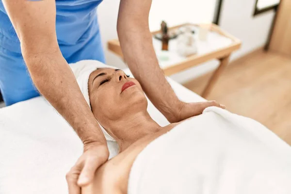 Middle Age Man Woman Wearing Therapist Uniform Having Shoulders Massage — Stok fotoğraf