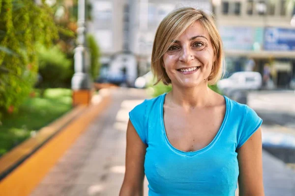 Mulher Bonita Meia Idade Sorrindo Confiante Parque — Fotografia de Stock