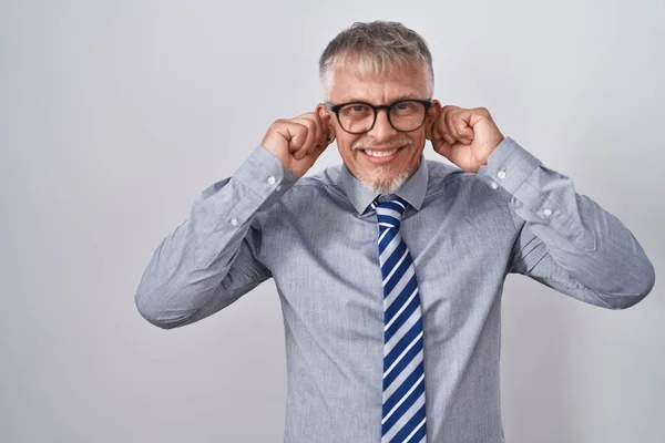 Hombre Negocios Hispano Con Pelo Gris Usando Gafas Sonrientes Tirando —  Fotos de Stock